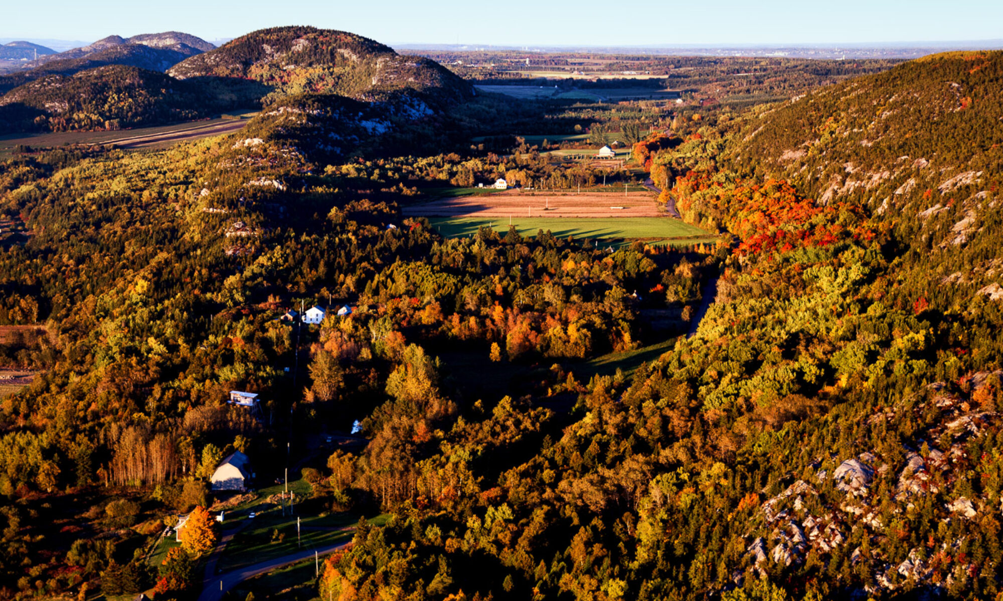 Vue sur les cabourons et le rang Mississipi, au crépuscule.